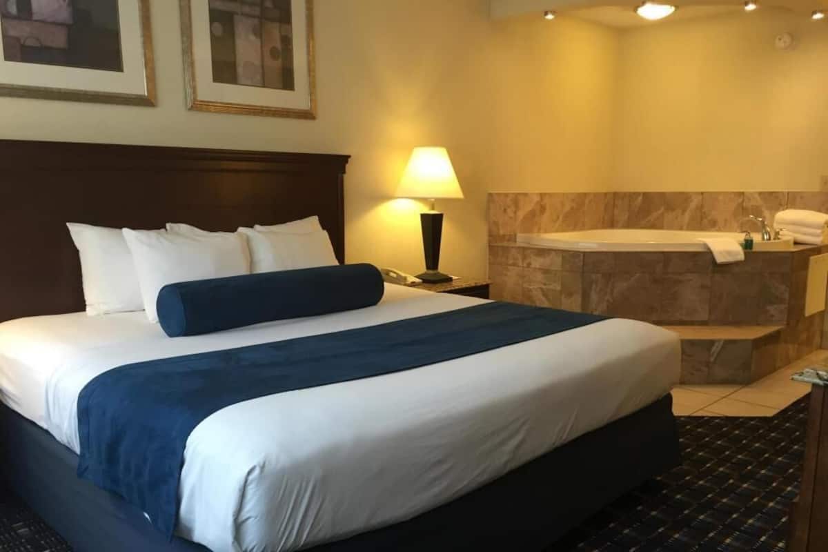 In-room safe, laptop workspace, iron/ironing board
