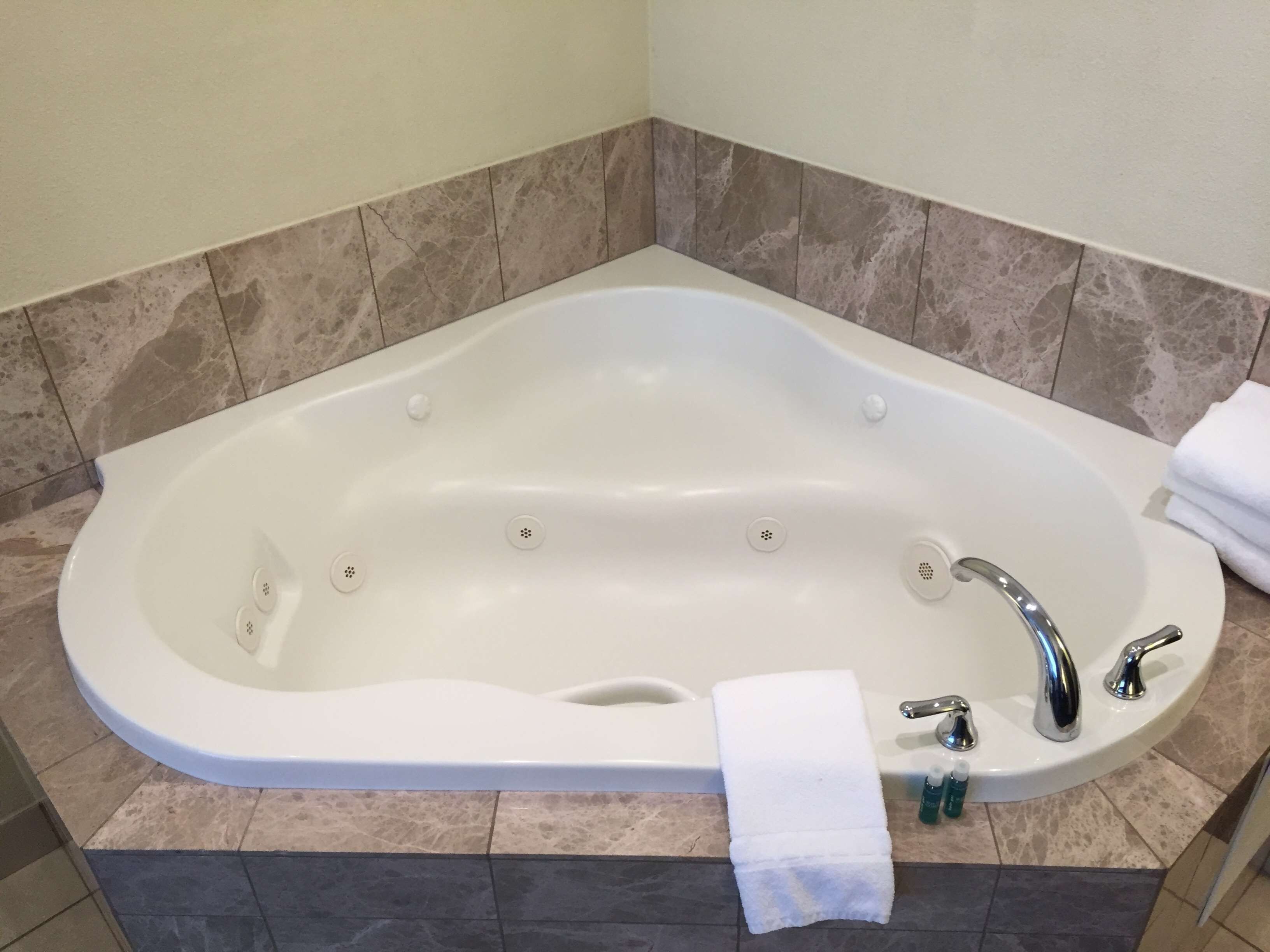 standard room, 1 king bed, smoking, jetted tub | bathroom | hair dryer, towels