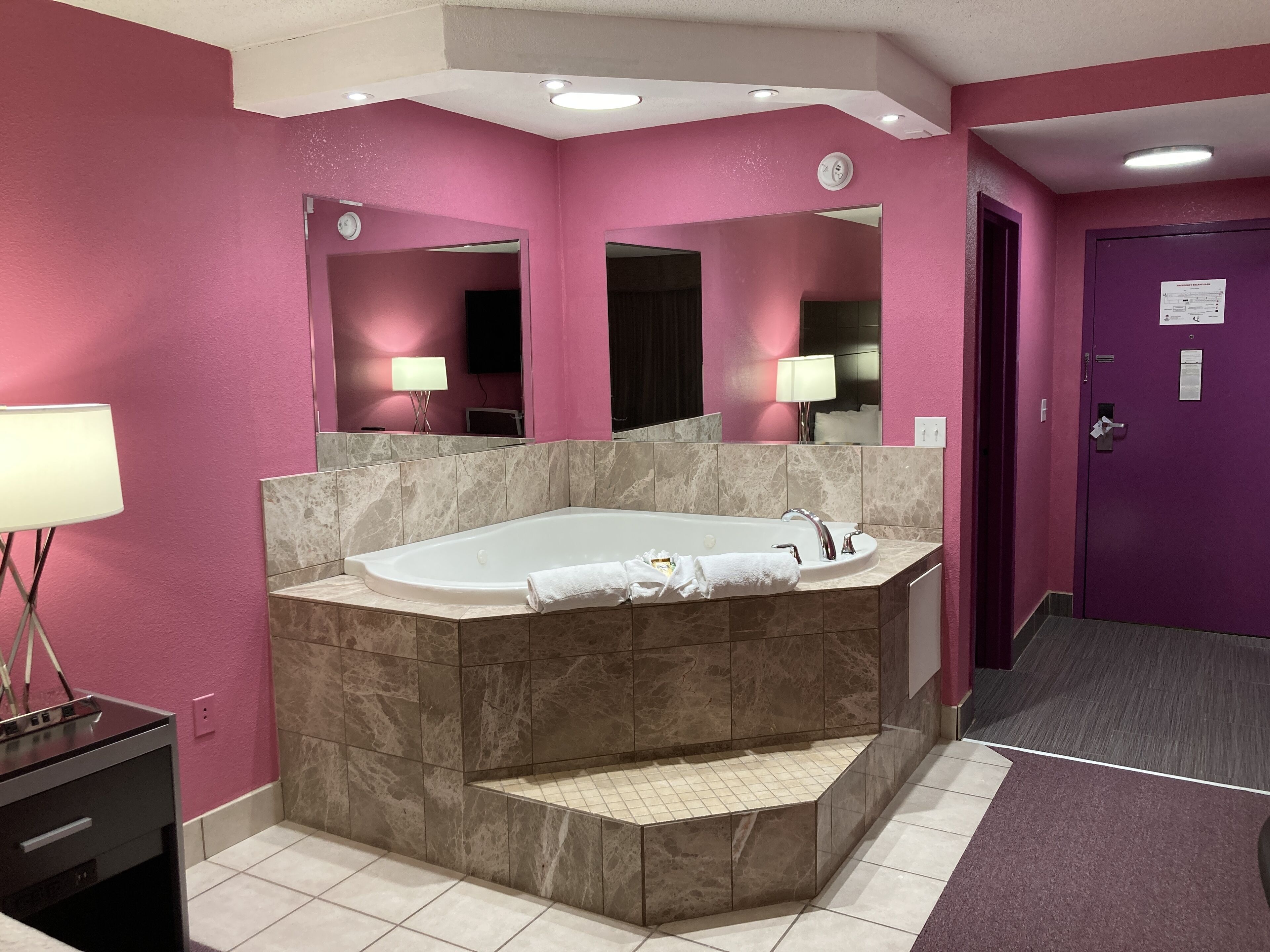 standard room, 1 king bed, smoking, jetted tub | in-room safe, laptop workspace, iron/ironing board