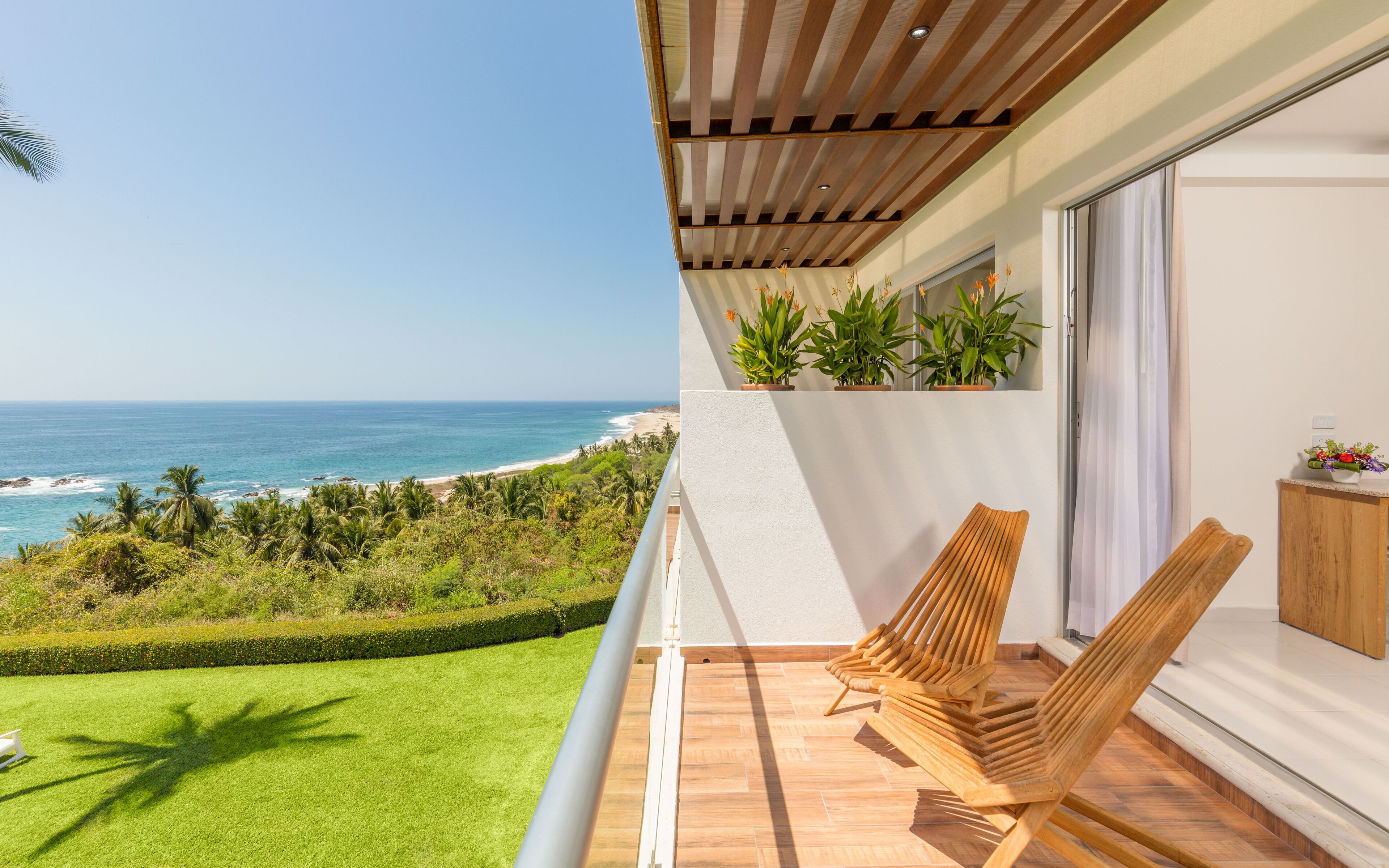 デラックス ルーム キングベッド 1 台 テラス シービュー | 高級寝具、セーフティボックス (室内)、デスク、遮光カーテン