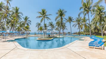 2 outdoor pools, pool loungers