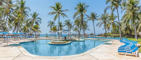 2 piscines extérieures, chaises longues