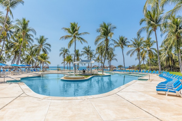2 outdoor pools, sun loungers