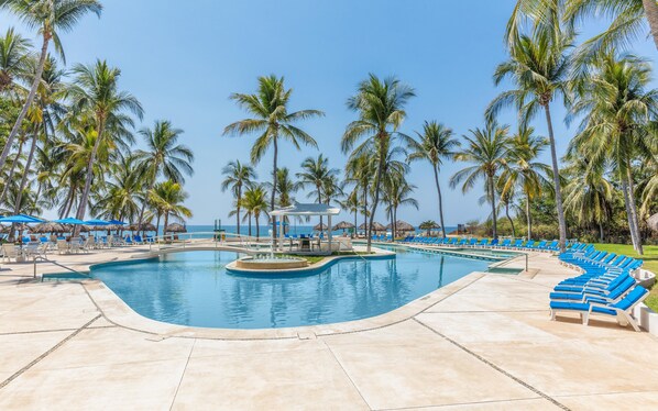 2 outdoor pools, pool loungers