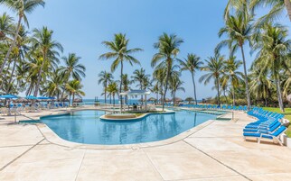 2 outdoor pools, sun loungers