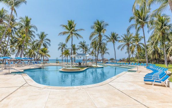 2 outdoor pools, sun loungers