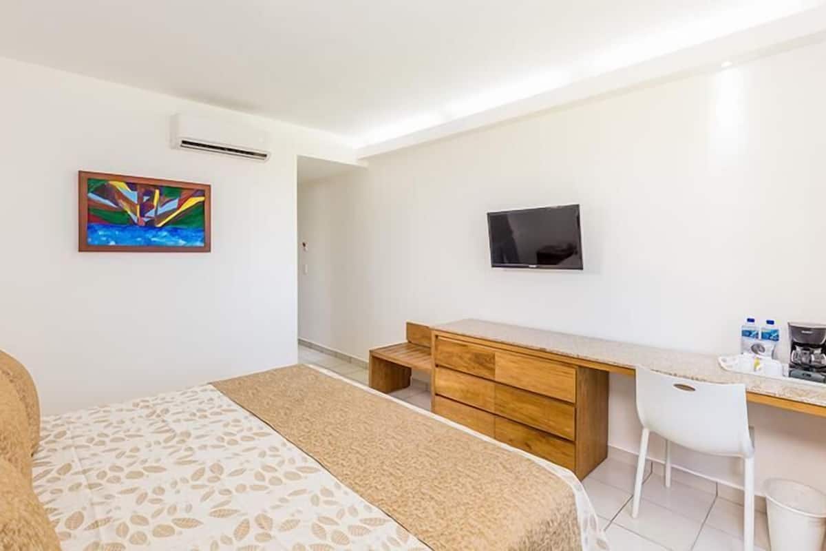 1 bedroom, premium bedding, in-room safe, desk