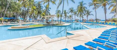 2 outdoor pools, pool loungers