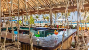 2 bares, bar junto a la piscina