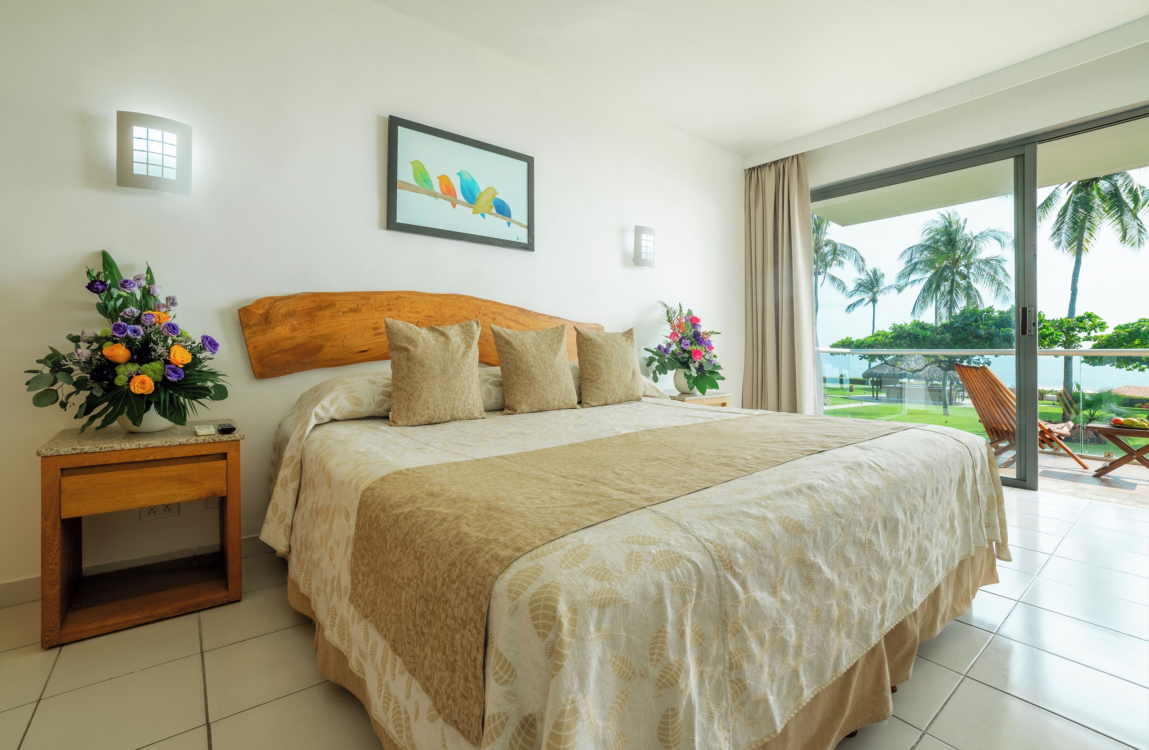 Chambre Deluxe, 1 très grand lit, terrasse, vue mer | Literie de qualité supérieure, coffres-forts dans les chambres, bureau