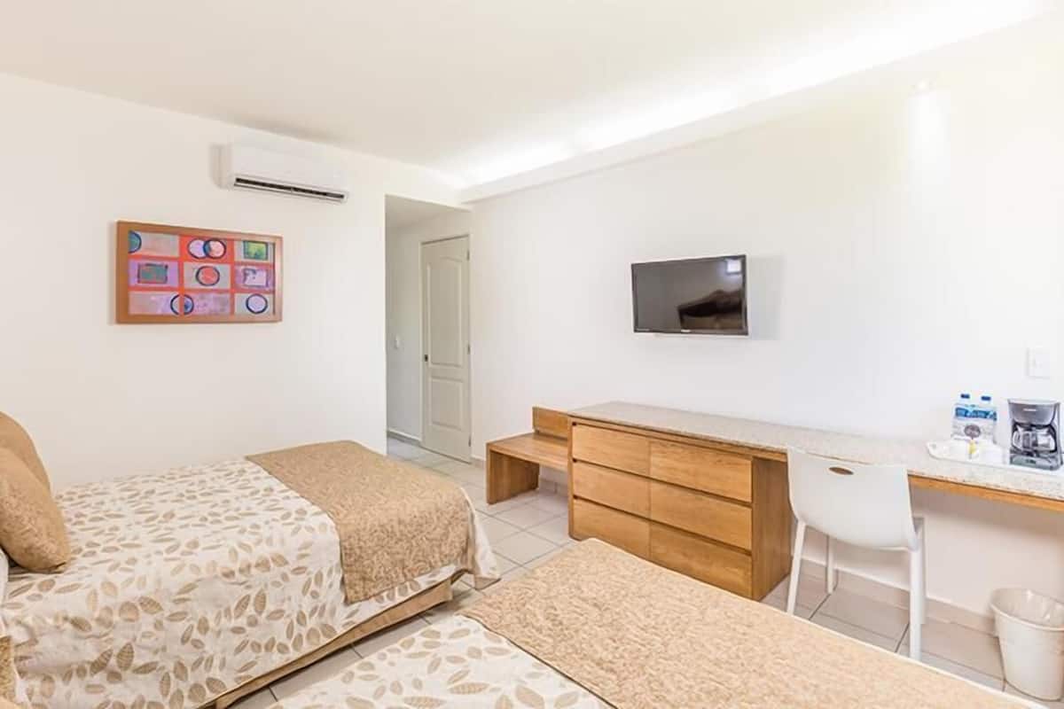 1 bedroom, premium bedding, in-room safe, desk