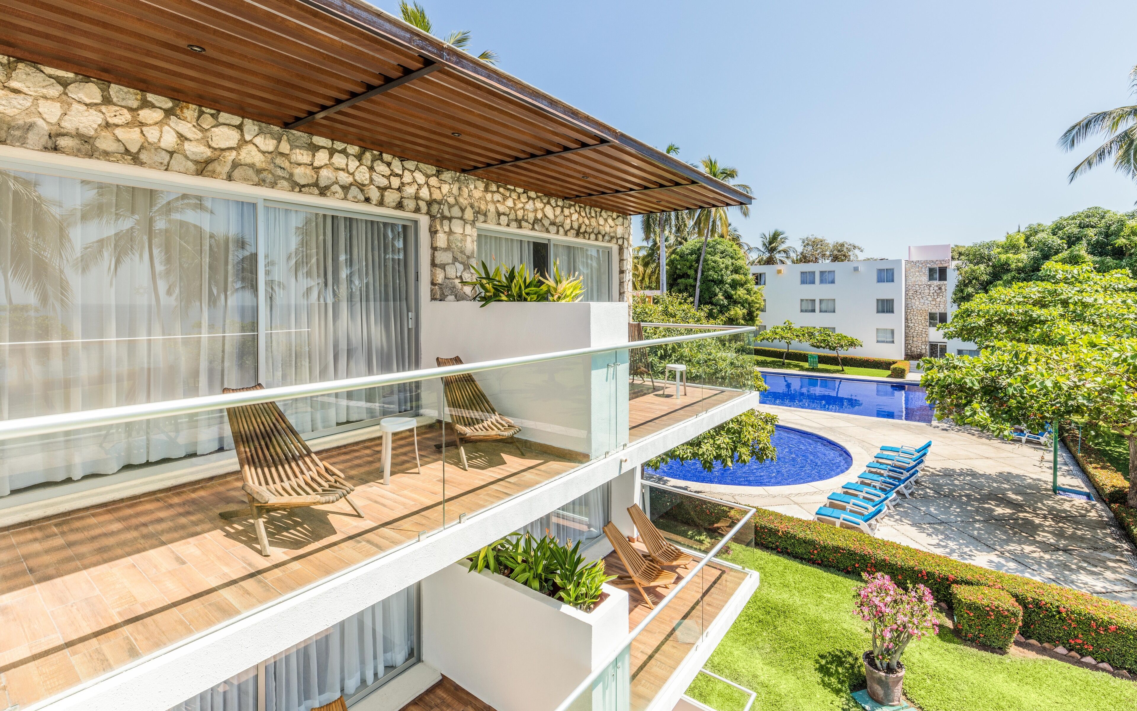 Habitacion Frontal Deluxe con Terraza | Ropa de cama de alta calidad y caja de seguridad en la habitación 