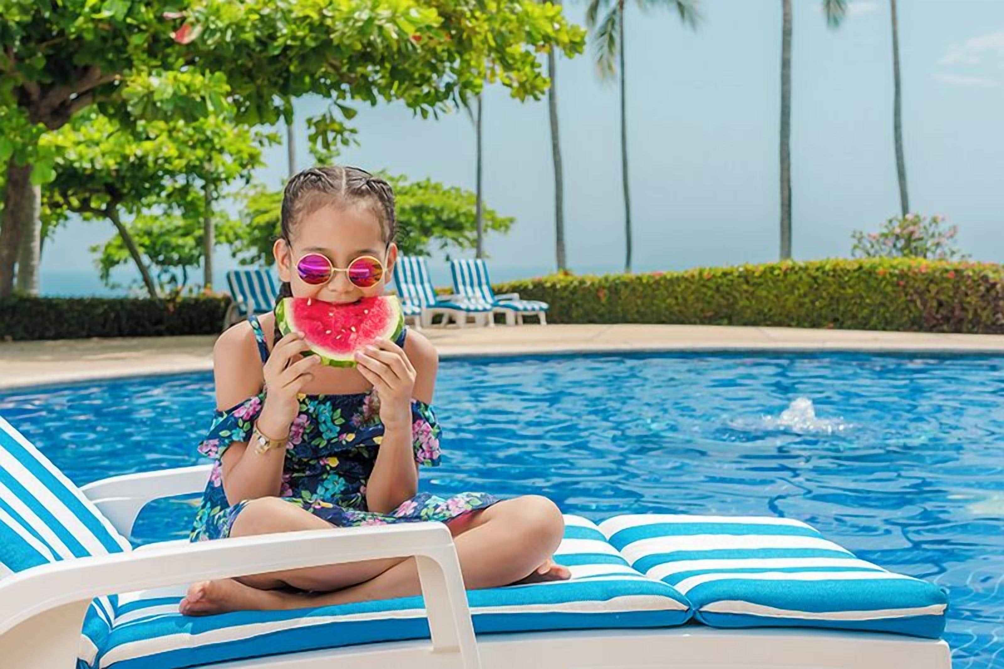 2 kolam renang outdoor, dengan kursi berjemur