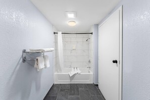 Zimmersafe, Schreibtisch, laptopgeeigneter Arbeitsplatz, Zustellbetten