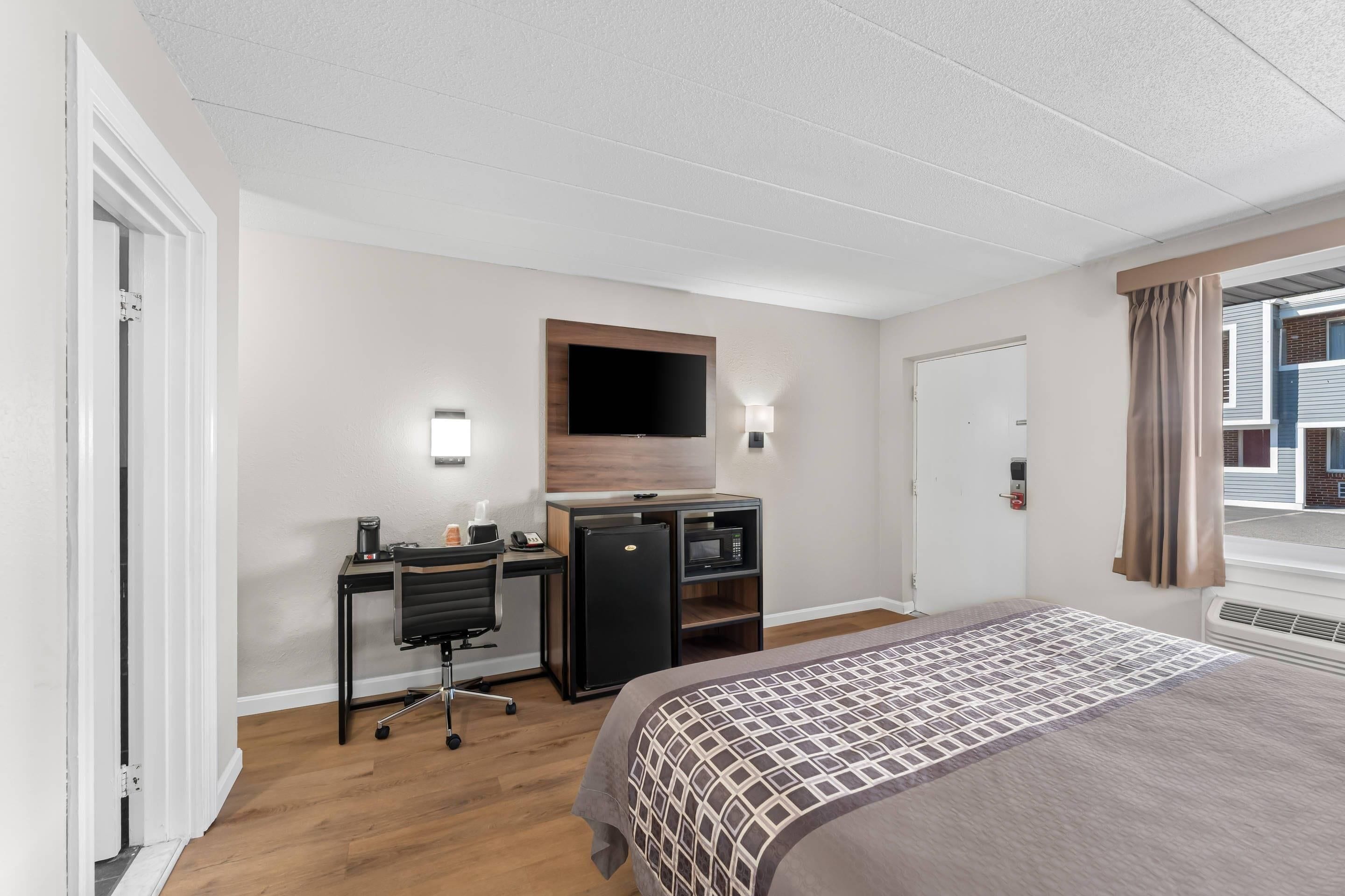 room, 1 king bed, non smoking | in-room safe, desk, laptop workspace, rollaway beds