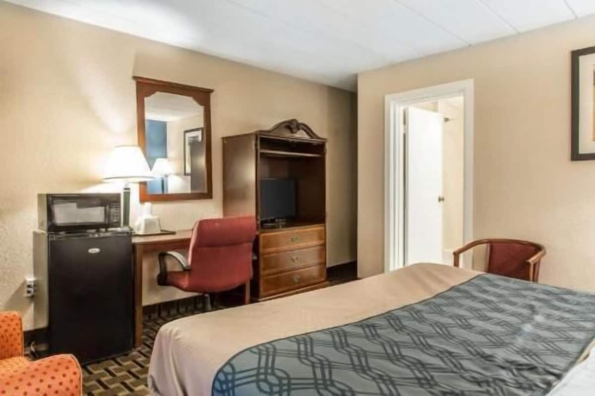 In-room safe, desk, laptop workspace, rollaway beds