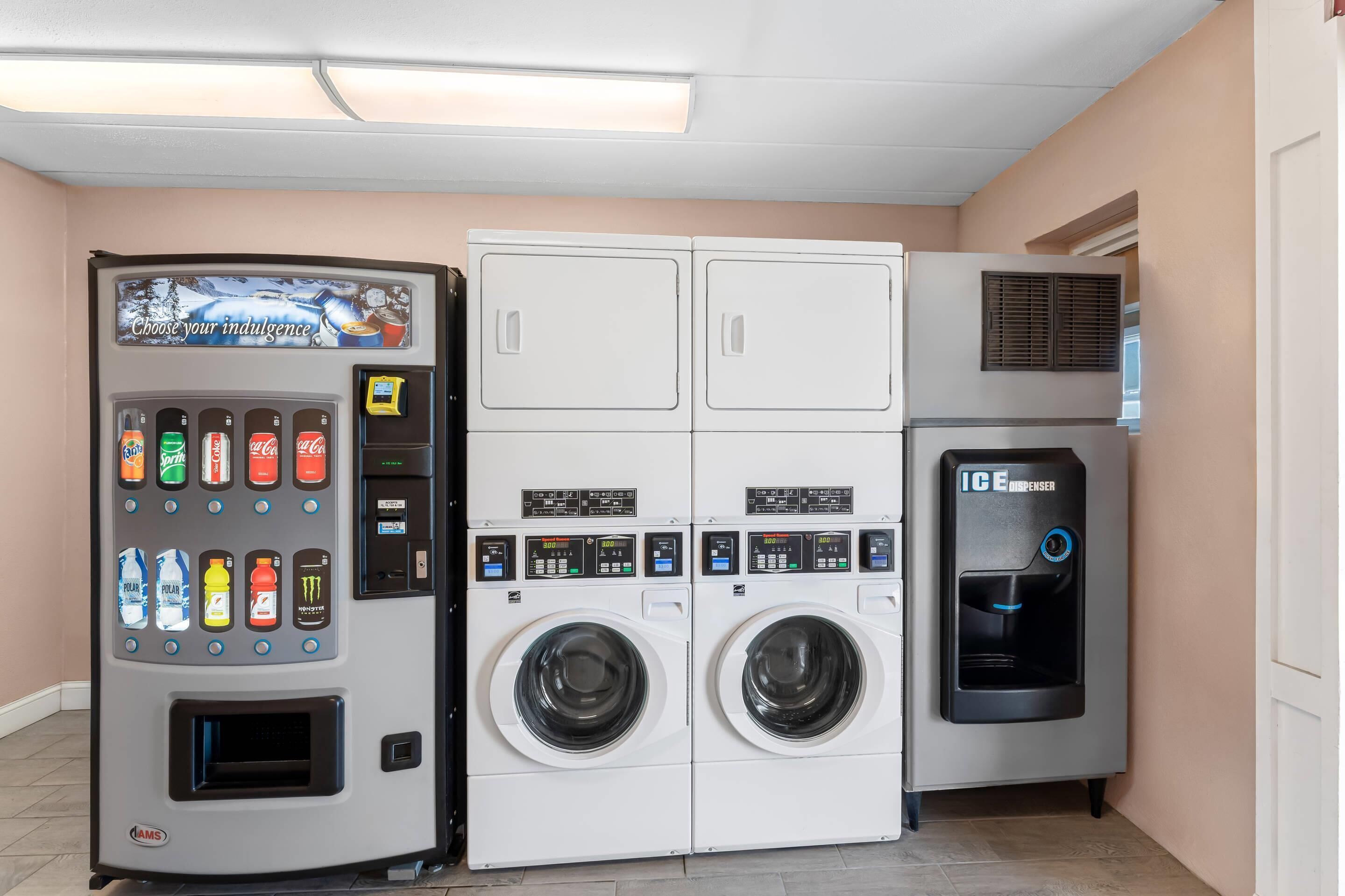 Une laverie équipée d’un distributeur automatique, de deux machines à laver et d’un distributeur de glaçons.