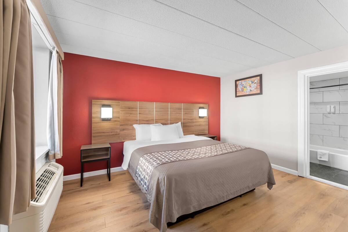 Room, 1 King Bed, Non Smoking | In-room safe, desk, laptop workspace, rollaway beds (surcharge)
