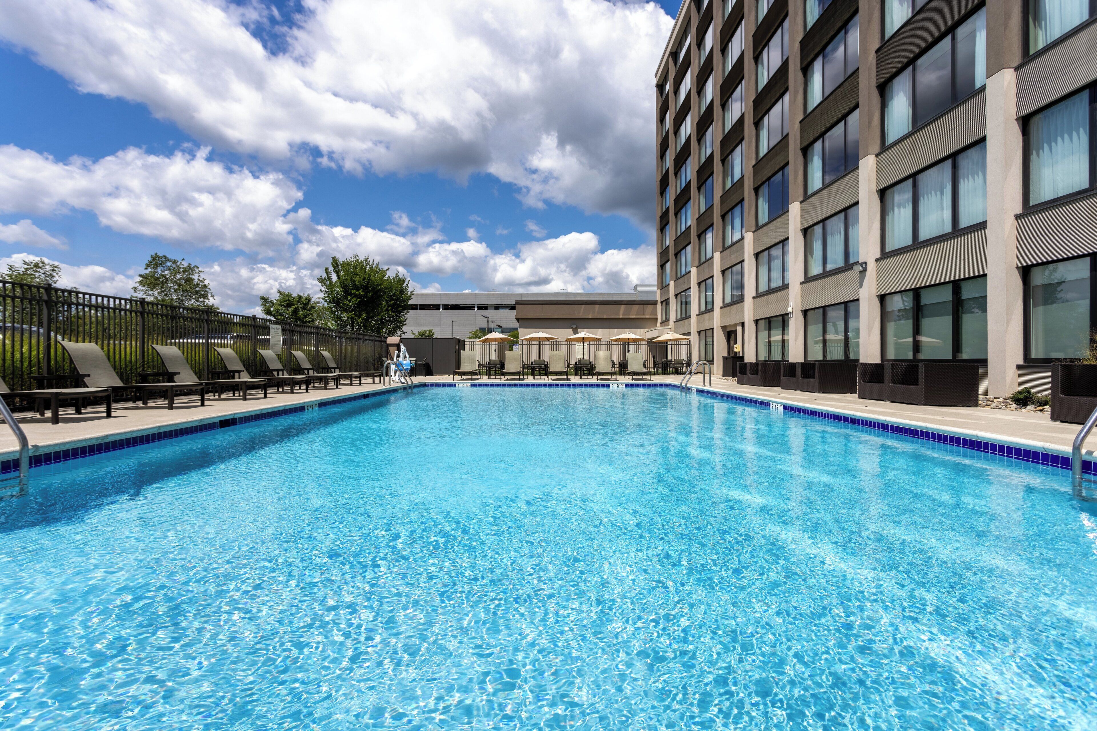 Alberca al aire libre por temporada y camastros 