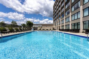 季節性室外游泳池，開放時間為 11:00 至 19:00，提供日光浴躺椅