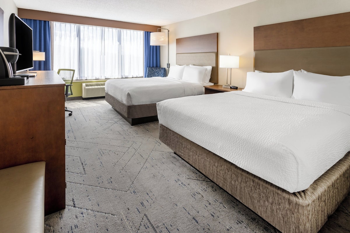 Hypo-allergenic bedding, minibar, desk, laptop workspace