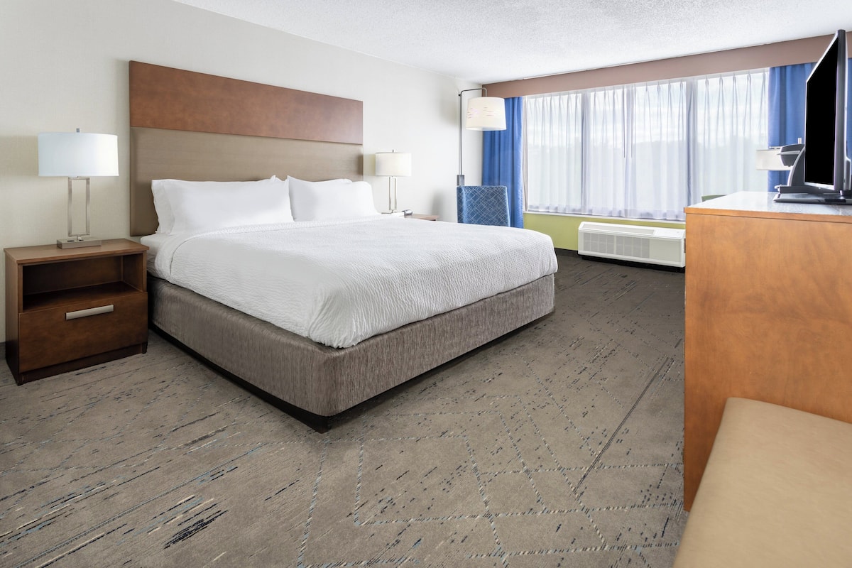 Hypo-allergenic bedding, minibar, desk, laptop workspace
