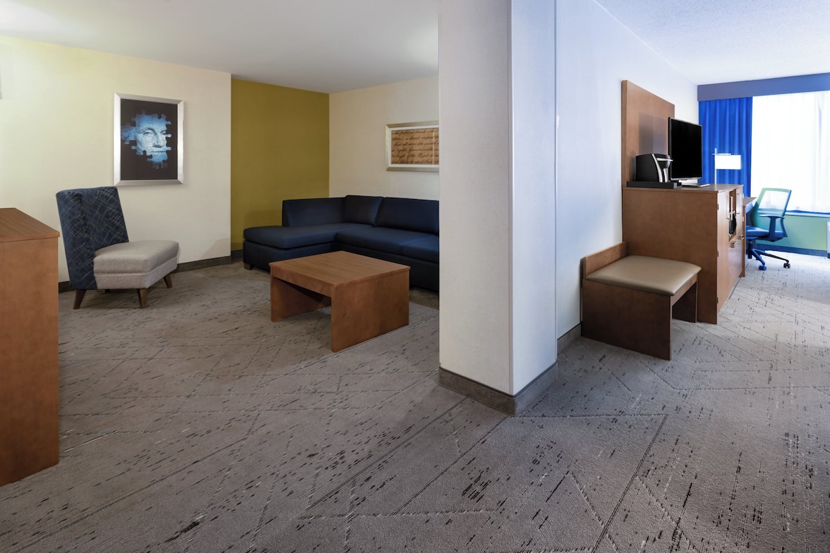 Hypo-allergenic bedding, minibar, desk, laptop workspace