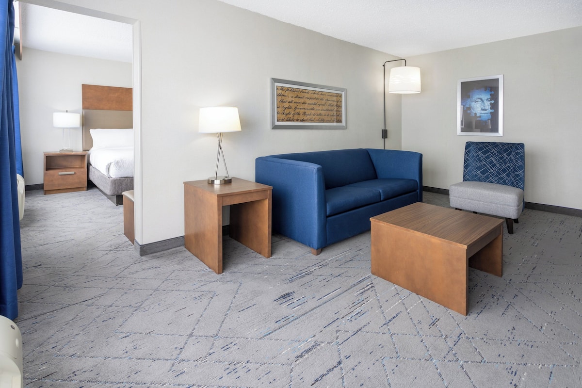 Hypo-allergenic bedding, minibar, desk, laptop workspace