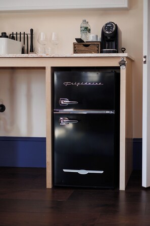 خزنة داخل الغرفة ومكتب وستائر تعتيم ومكواة/لوح كي