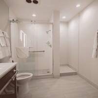 Chuveiro, produtos de toalete grátis, secador de cabelo 