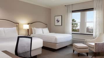 Newly Renovated Room Two Double Beds | 1 間睡房、房內夾萬、書桌、遮光窗簾/窗簾