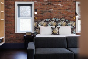 Deluxe Studio, 1 King Bed | In-room safe, desk, blackout drapes, iron/ironing board - The Albion Summit (Summit)