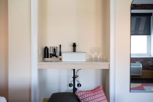 Cofres nos quartos, escrivaninha, cortinas blackout