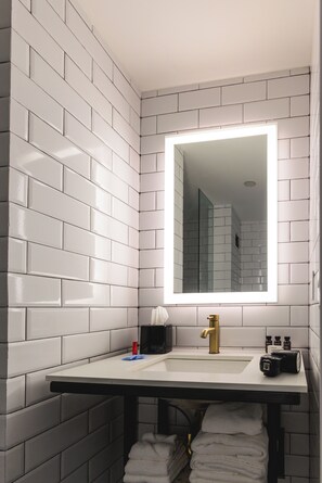 Shower, free toiletries, hair dryer, towels - The Albion Summit (Summit)