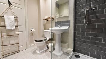 Superior Double Room, Ensuite | Bathroom | Towels