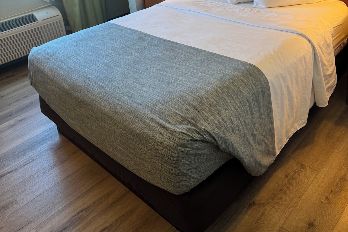 Room, 1 Queen Bed, Non Smoking | 1 bedroom, premium bedding, desk, blackout drapes