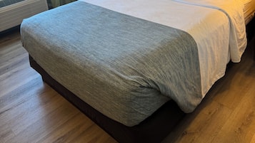 Quarto, 1 cama Queen, para não fumantes | 1 quarto, roupas de cama premium, escrivaninha, cortinas blackout