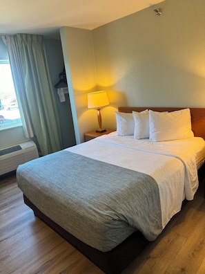 Habitación, 1 cama de matrimonio, no fumadores | 1 dormitorio, ropa de cama de alta calidad, escritorio y cortinas opacas
