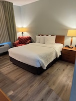 Room, 1 Queen Bed, Accessible, Non Smoking | 1 bedroom, premium bedding, desk, blackout drapes