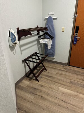 Room, 1 Queen Bed, Accessible, Non Smoking | 1 bedroom, premium bedding, desk, blackout curtains