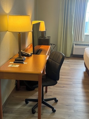 Room, 1 Queen Bed, Non Smoking | Living area