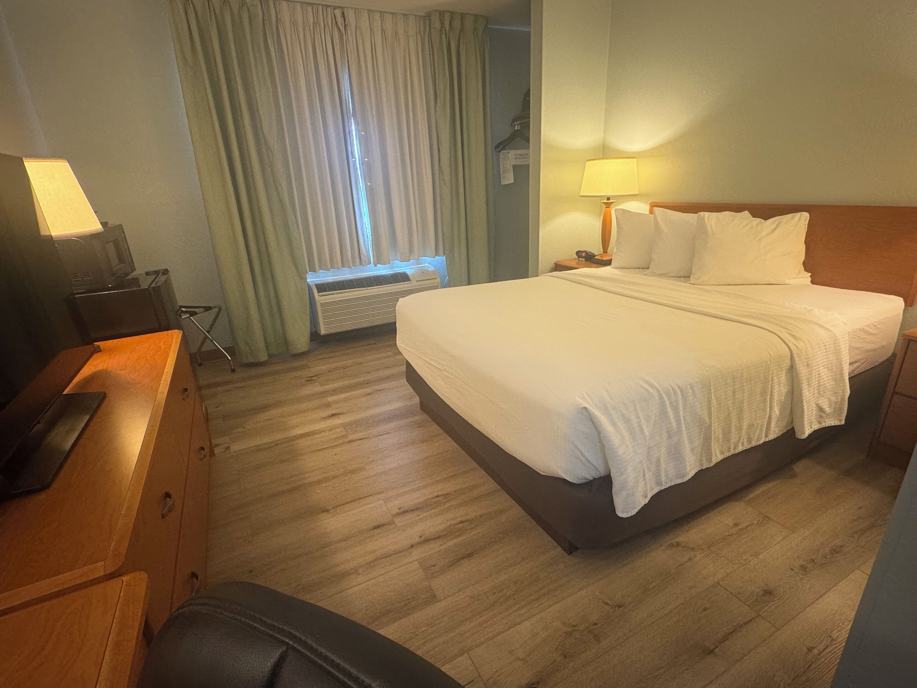 room, 1 queen bed, non smoking | 1 bedroom, premium bedding, desk, blackout curtains