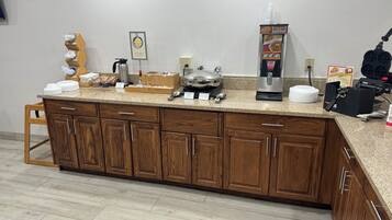 TĂ€gliches inbegriffenes FrĂŒhstĂŒcksbuffet