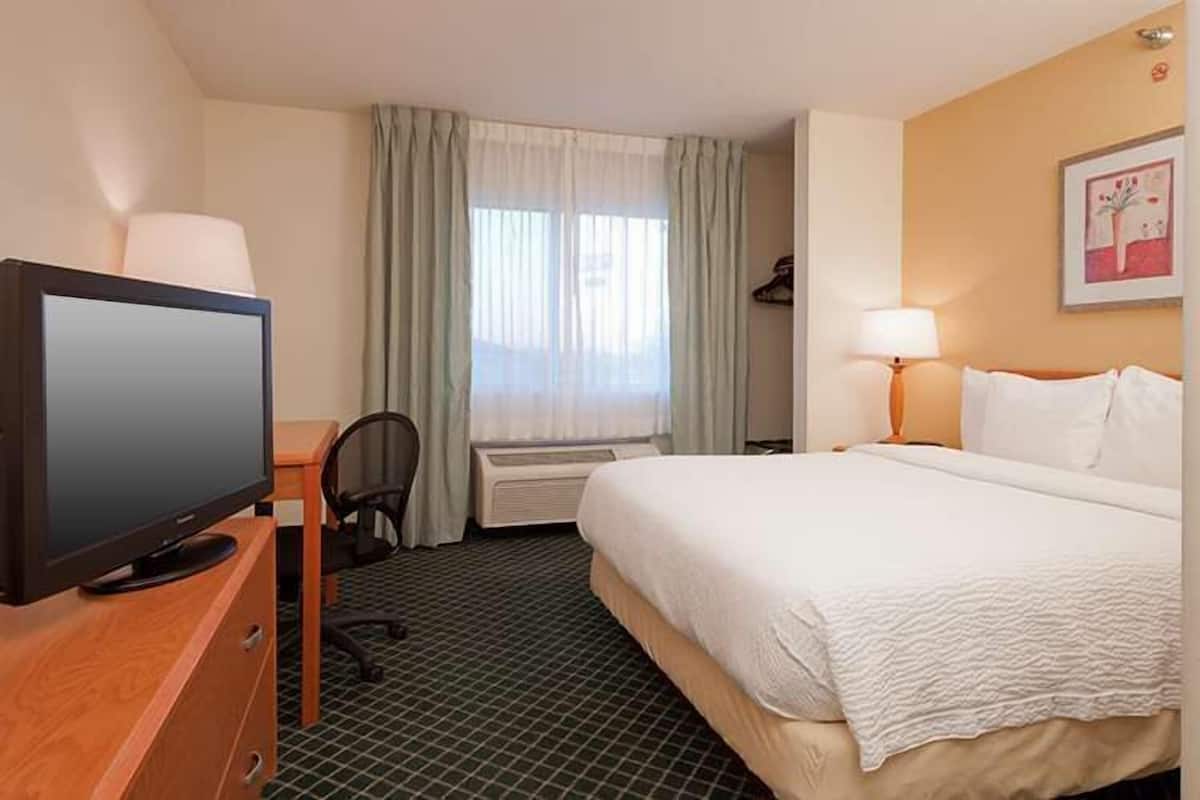 1 bedroom, premium bedding, desk, blackout curtains