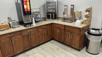 Café da manhã com buffet grátis todos os dias