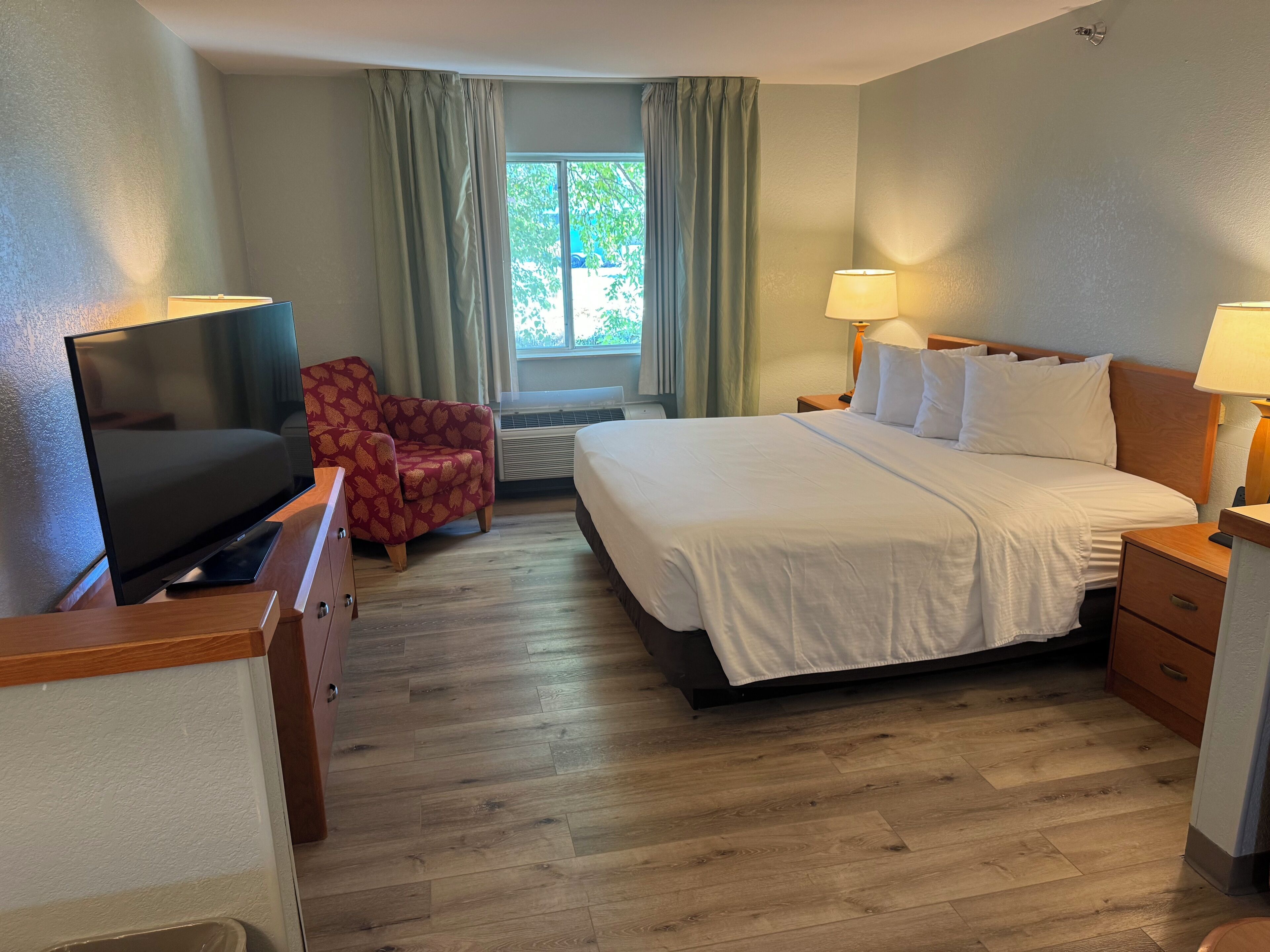 Phòng hạng Business, 1 giường cỡ king, không hút thuốc | 1 phòng ng ủ, bộ đồ giường cao cấp, bàn, màn/rèm cản sáng 