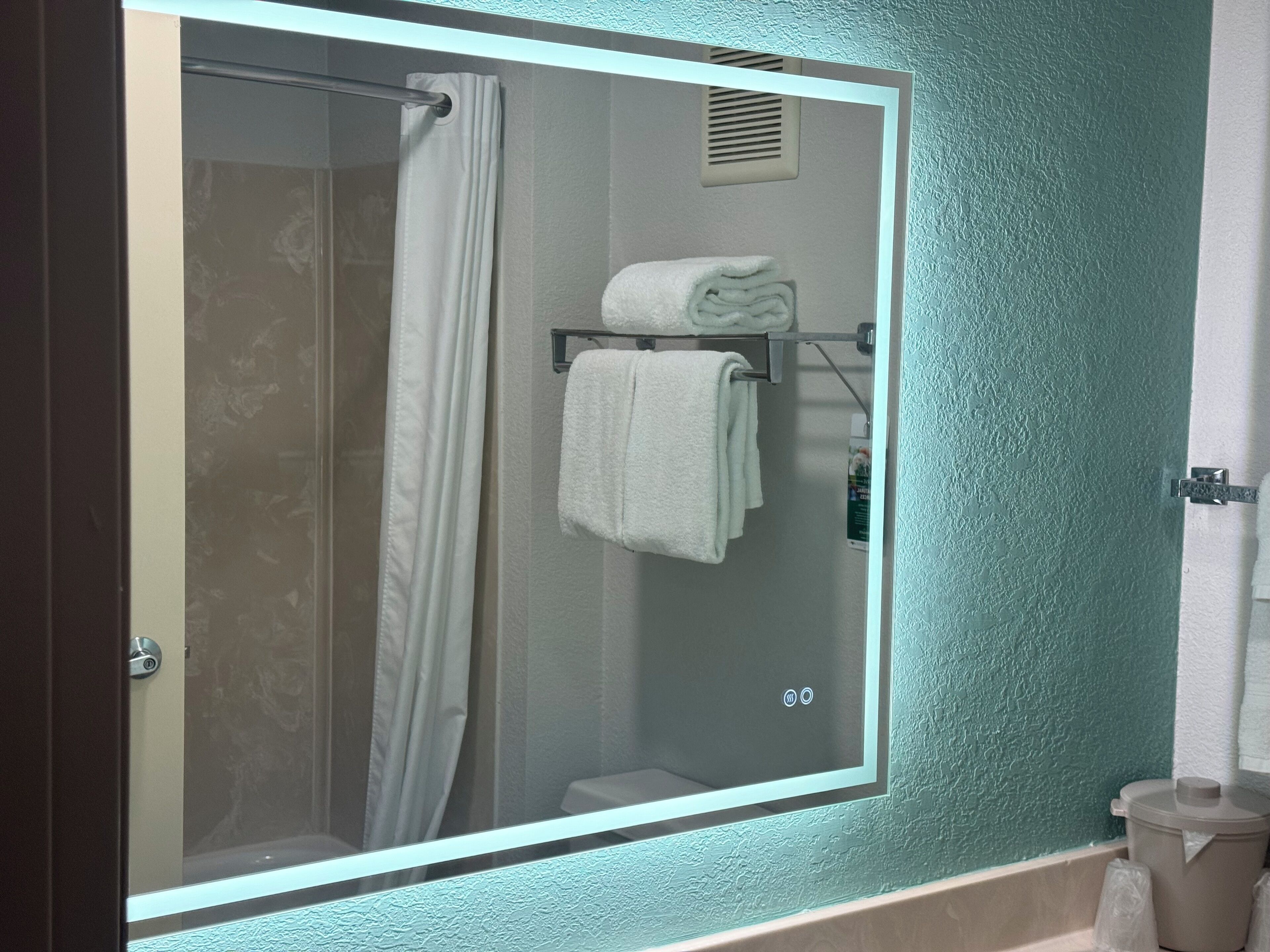 Room, 1 Queen Bed, Non Smoking | Bathroom | Combined shower/tub, free toiletries, hair dryer, towels