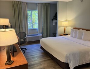 1 Schlafzimmer, hochwertige Bettwaren, Schreibtisch