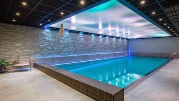 Piscine couverte, chaises longues