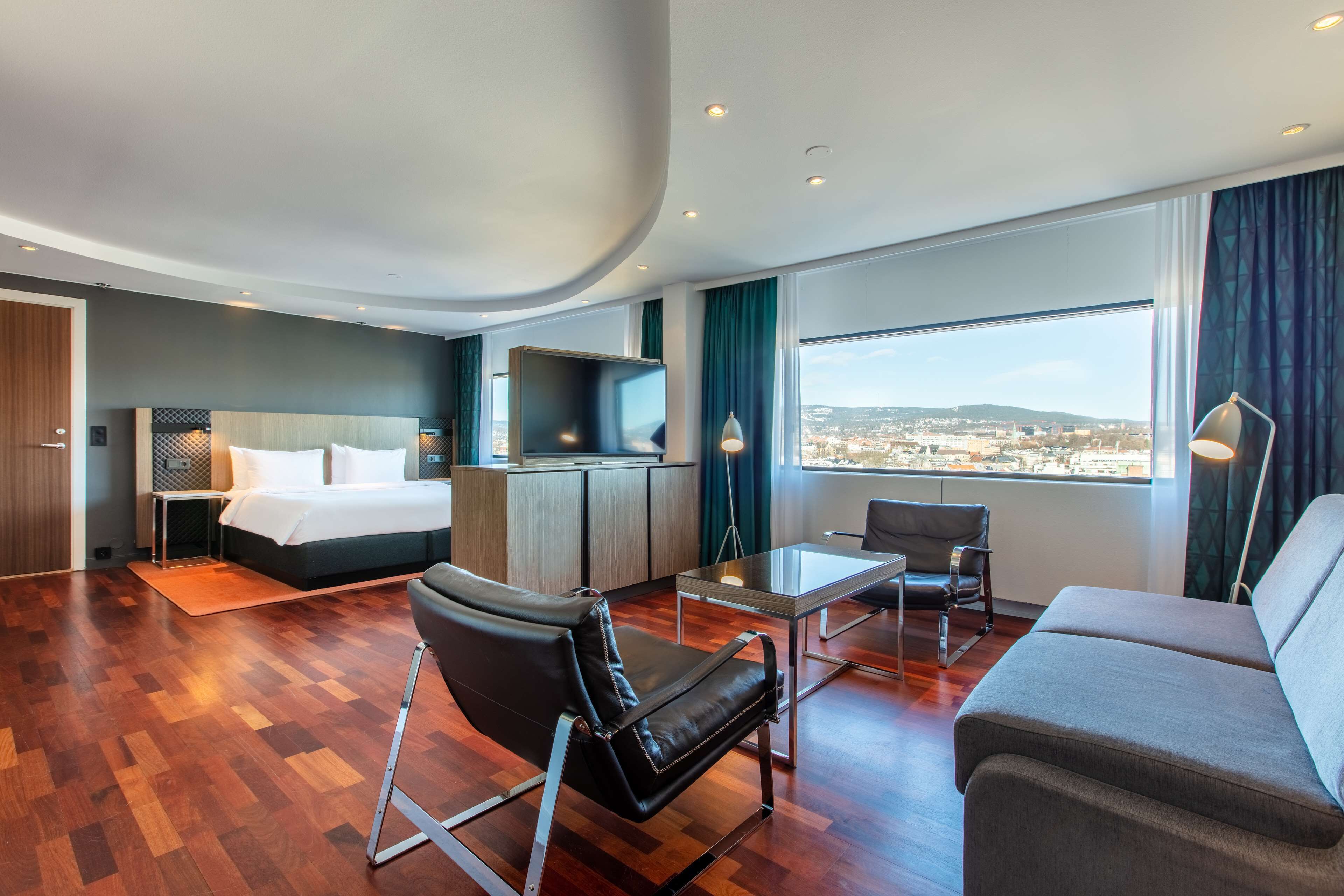 Junior suite | Luxe beddengoed, donsdekens, pillowtop-bedden, een kluis op de kamer